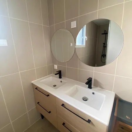 Spacieux Avec Balcon 150m De La *