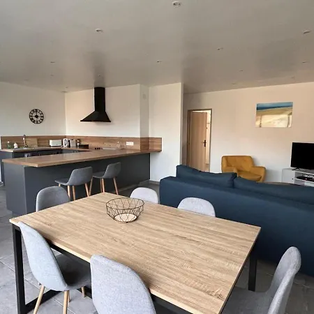 Spacieux Avec Balcon 150m De La