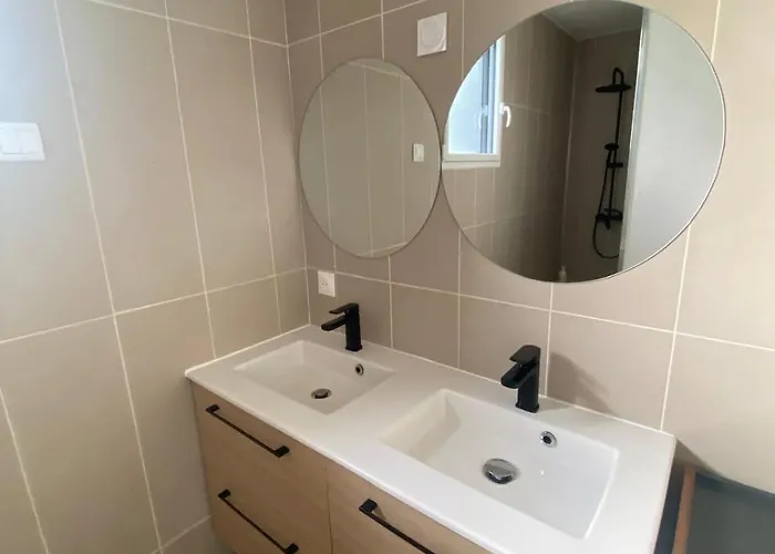 Spacieux Avec Balcon 150m De La *