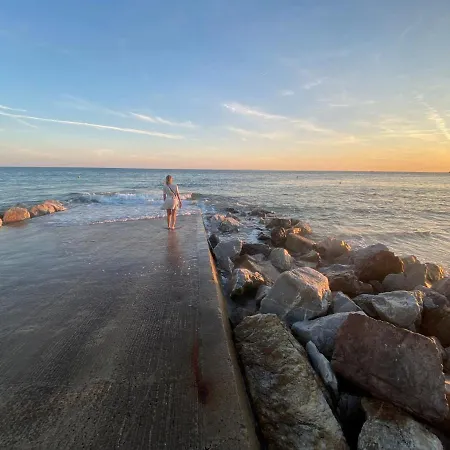 Διαμέρισμα Spacieux Avec Balcon 150m De La *