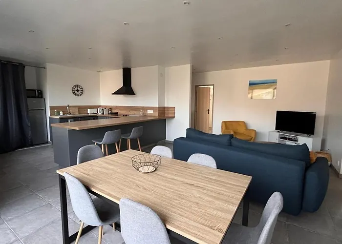 Spacieux Avec Balcon 150m De La